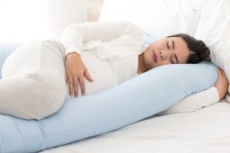 نحوه صحیح خوابیدن در دوران بارداری چگونه است؟